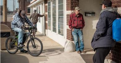 Patrons waiting outside Lord's Diner in Pittsburg